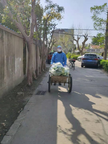 图为 周自豪老师参加社区志愿服务