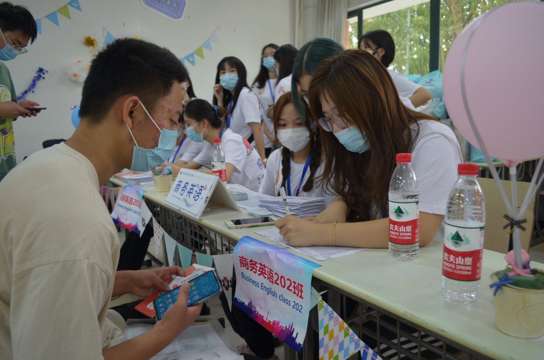 图为学长帮助新生办理报到手续