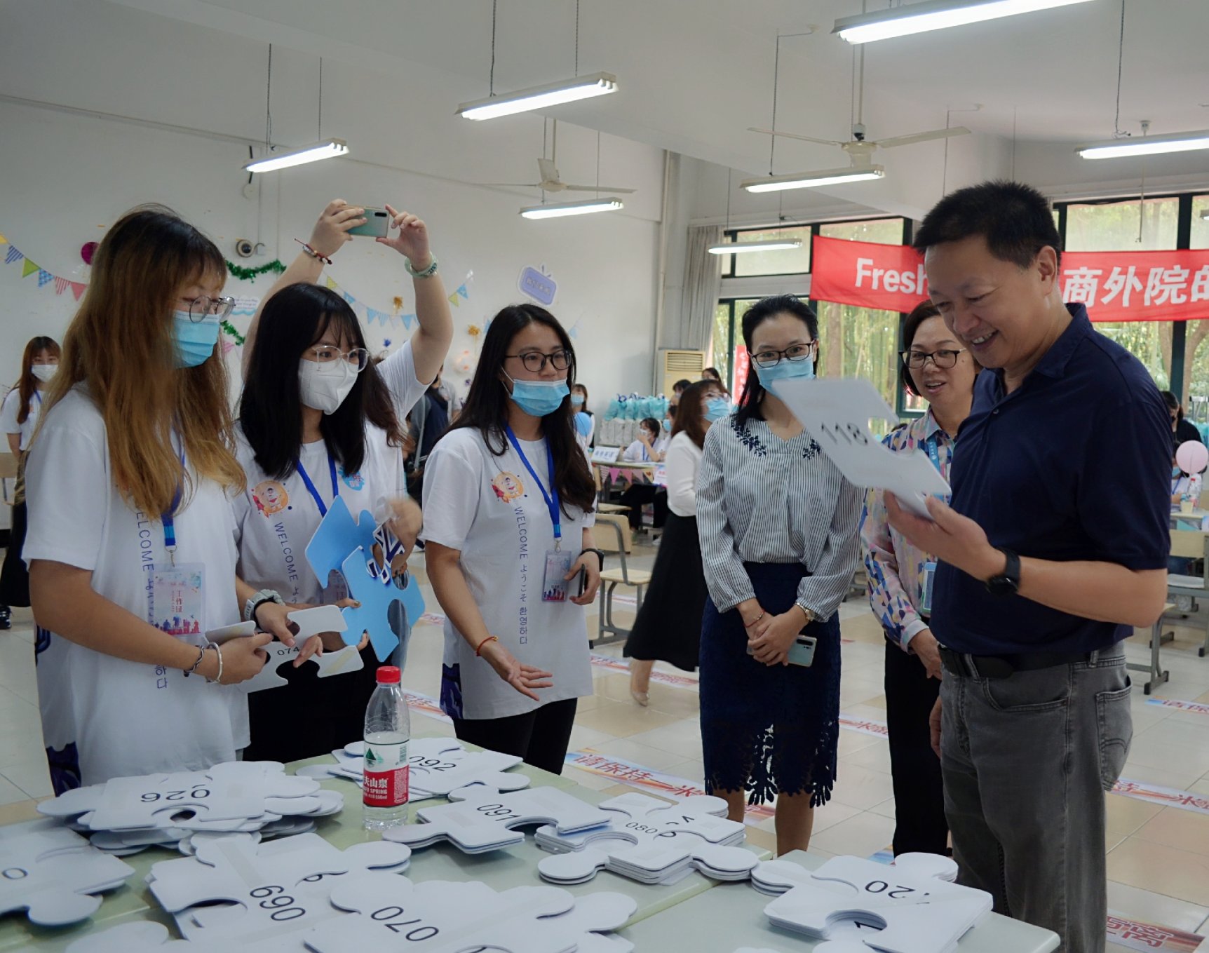  图为副校长钟幼伟驻足观察“上商，我来了！”拼图逐梦计划瞬间