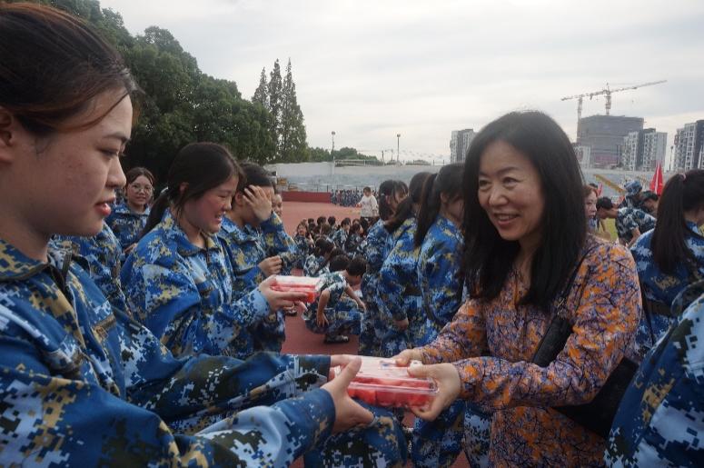 图为学院党总支书记、院长严玉萍慰问军训学生