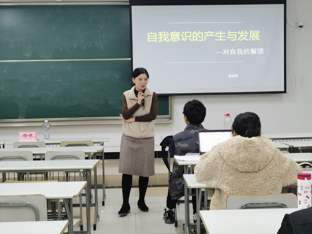 （图为陈亚琴老师与同学互动）